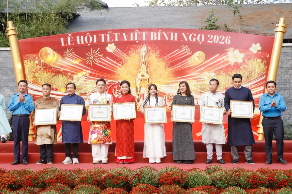 Hội LHTN Việt Nam TPHCM trao bằng khen cho 12 cá nhân chung tay vận động nguồn lực cho các hoạt động cộng đồng. Ảnh: VÕ SĨ ĐIỀU