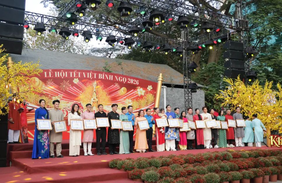 Hội LHTN Việt Nam TPHCM trao bằng khen cho 22 văn nghệ sĩ. Ảnh: TIỂU TÂN