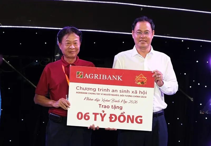 Ông Phạm Trung Kiên, Phó trưởng Văn phòng Đại diện Agribank khu vực miền Nam trao bảng tượng trưng tặng kinh phí an sinh xã hội trên địa bàn TPHCM.