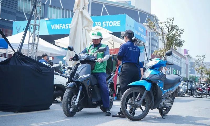 Anh Quốc Hào (trái) chốt mua Feliz 2025 để chạy dịch vụ