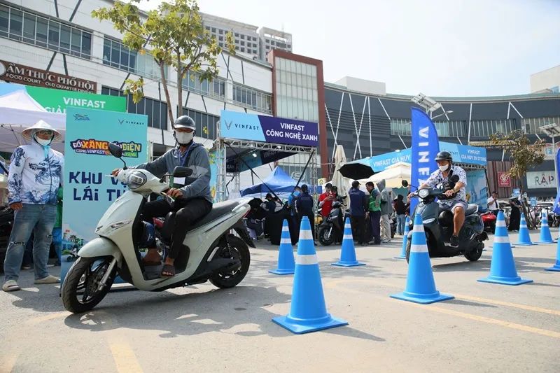 Sự kiện “Đổi xăng lấy điện - Cùng VinFast kiến tạo tương lai xanh” tại Aeon Mall Bình Tân thu hút hàng trăm lượt khách đến lái thử và chốt mua xe máy điện