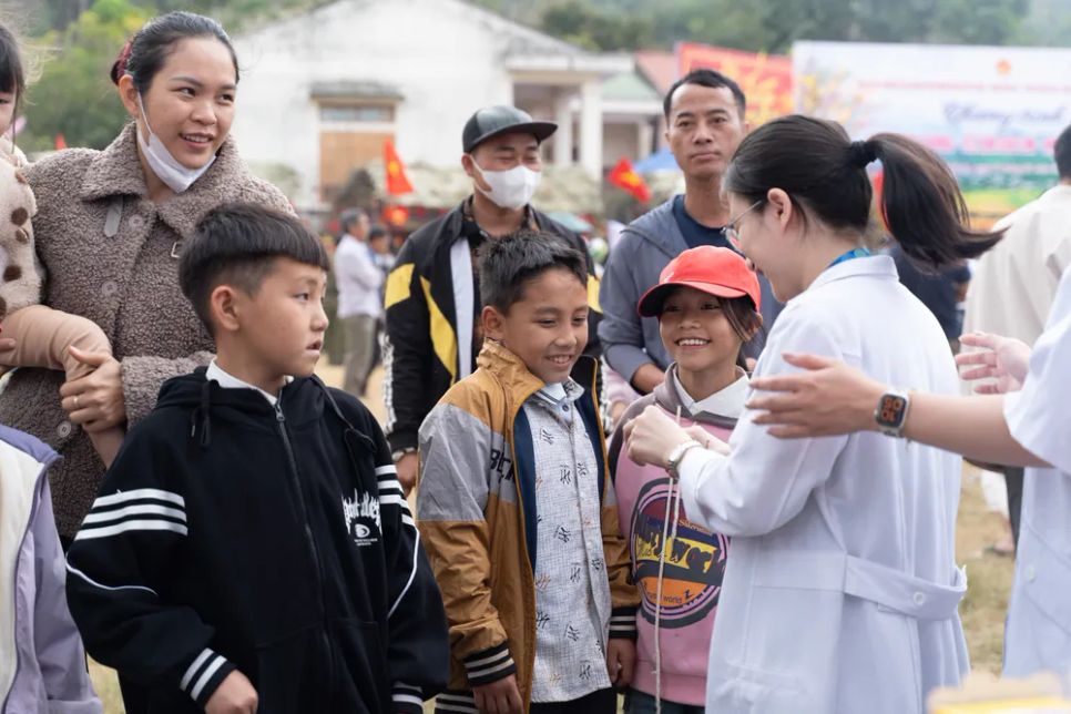 Các em nhỏ hào hứng khi được tự tay lựa chọn những món quà mình yêu thích Các em nhỏ hào hứng khi được tự tay lựa chọn những món quà mình yêu thích