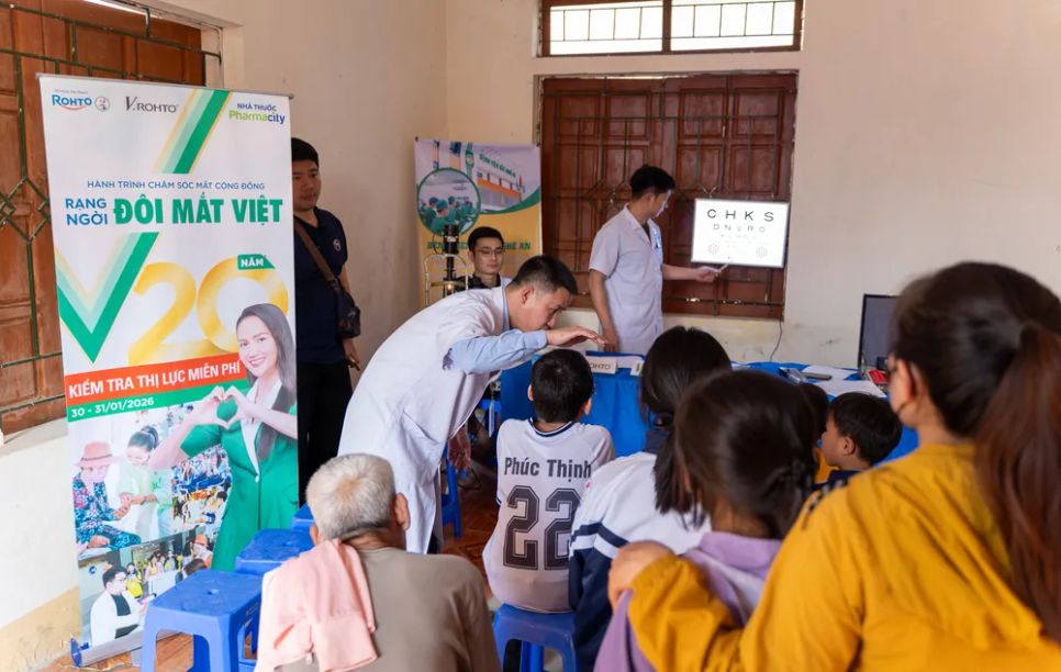 Gần 350 trẻ em và khoảng 300 người lớn đã được thăm khám sức khỏe, đặc biệt là kiểm tra sức khỏe thị lực Gần 350 trẻ em và khoảng 300 người lớn đã được thăm khám sức khỏe, đặc biệt là kiểm tra sức khỏe thị lực