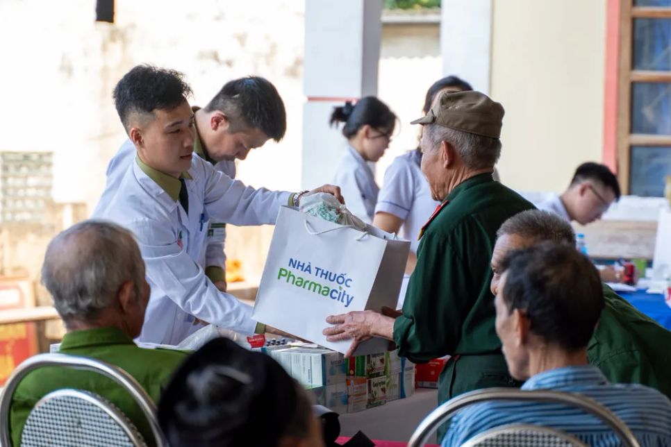 Hàng trăm phần quà đã được trao tận tay người dân Hàng trăm phần quà đã được trao tận tay người dân