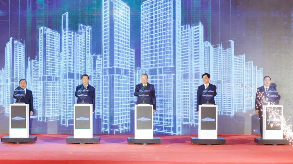 Tổng Bí thư Tô Lâm và các đại biểu bấm nút khởi công dự án Khu đô thị đa mục tiêu Bắc Thăng Long - Urban City. Ảnh: VIẾT CHUNG Tổng Bí thư Tô Lâm và các đại biểu bấm nút khởi công dự án Khu đô thị đa mục tiêu Bắc Thăng Long - Urban City. Ảnh: VIẾT CHUNG