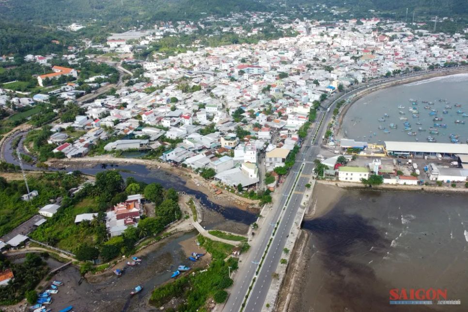 Dòng nước rỉ rác qua khu dân cư rồi đổ ra biển phường Bắc Nha Trang. Ảnh: HIẾU GIANG