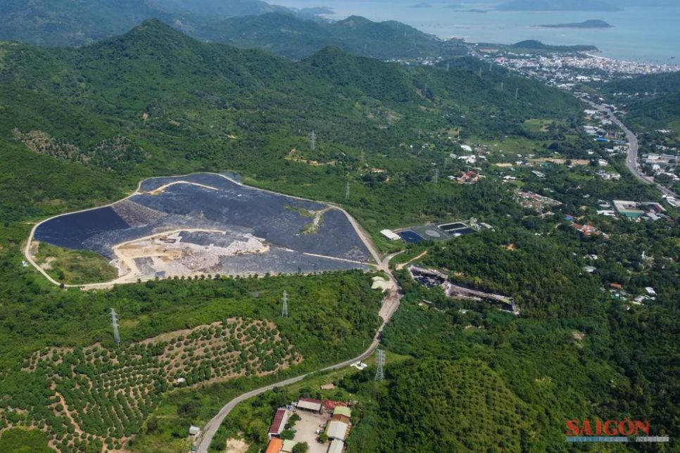 Gần khu vực bãi chôn lấp rác Lương Hòa hiện nay có bãi rác Rù Rì đã đóng cửa nhưng nước rỉ rác vẫn chảy ra ngoài. Ảnh: HIẾU GIANG