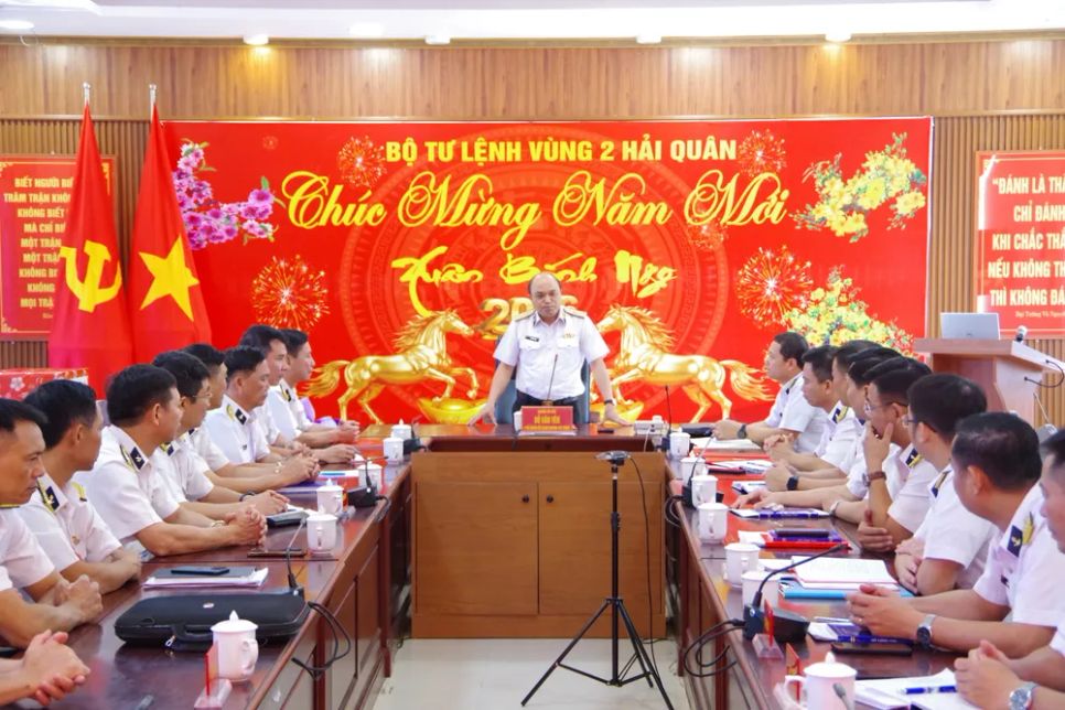 Chuẩn Đô đốc Đỗ Văn Yên, Phó Chính ủy Hải quân phát biểu tại buổi làm việc