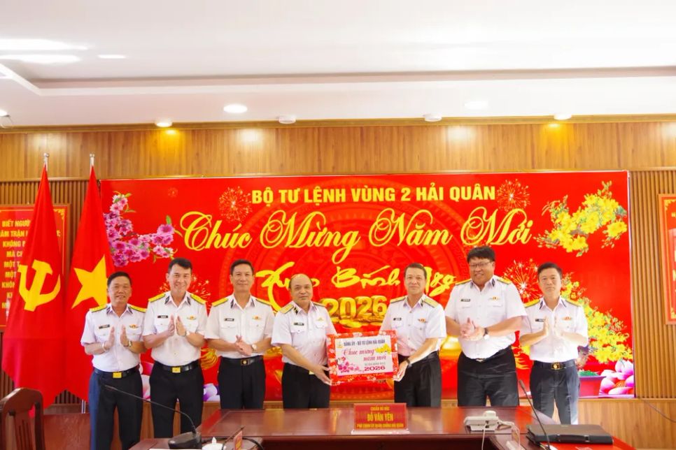Chuẩn Đô đốc Đỗ Văn Yên tặng quà, chúc tết Bộ Tư lệnh Vùng 2