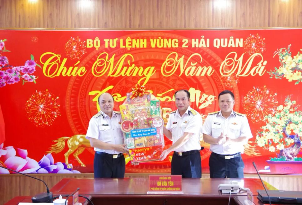 Đồng chí Phó Chính ủy Quân chủng Hải quân tặng quà chúc mừng năm mới cán bộ, chiến sĩ Nhà giàn DK1