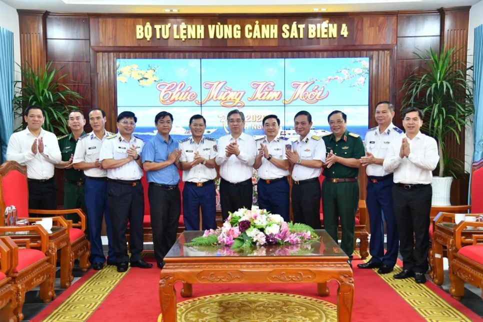 Đoàn công tác chụp hình lưu niệm tại buổi thăm