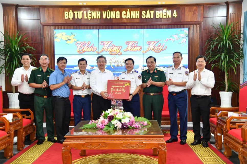 Đồng chí Nguyễn Phước Lộc trao quà của Thành ủy - HĐND - UBND - Ủy ban MTTQ Việt Nam TPHCM đến cán bộ, chiến sĩ Vùng Cảnh sát biển 4