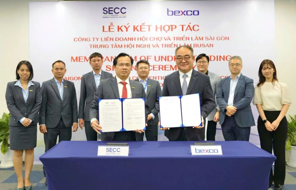Ông Nguyễn Tiến Đạt (bìa trái) - Tổng Giám đốc SECC và ông Soodeuk Sohn - Chủ tịch kiêm Tổng Giám đốc của BEXCO (Hàn Quốc) ký kết hợp tác Ông Nguyễn Tiến Đạt (bìa trái) - Tổng Giám đốc SECC và ông Soodeuk Sohn - Chủ tịch kiêm Tổng Giám đốc của BEXCO (Hàn Quốc) ký kết hợp tác