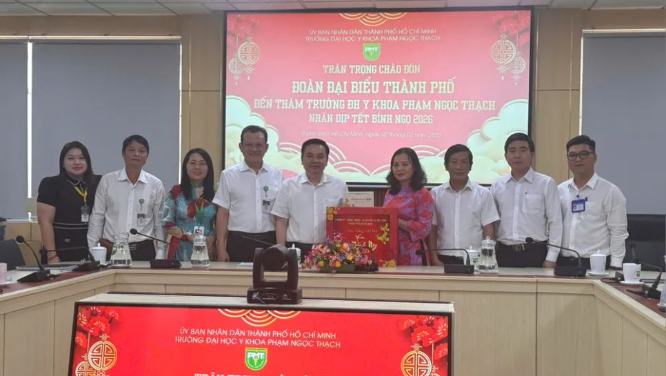 Đồng chí Huỳnh Thị Phúc chúc tết cán bộ, giảng viên, nhân viên Trường Đại học Y khoa Phạm Ngọc Thạch