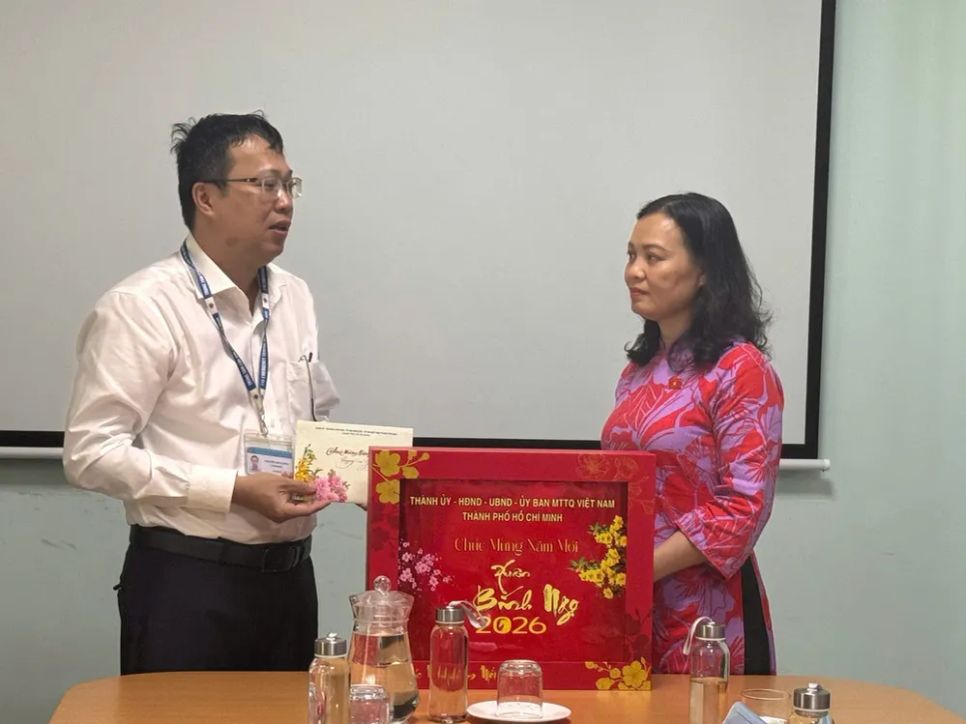 Đồng chí Huỳnh Thị Phúc chúc tết Trung tâm Cấp cứu 115