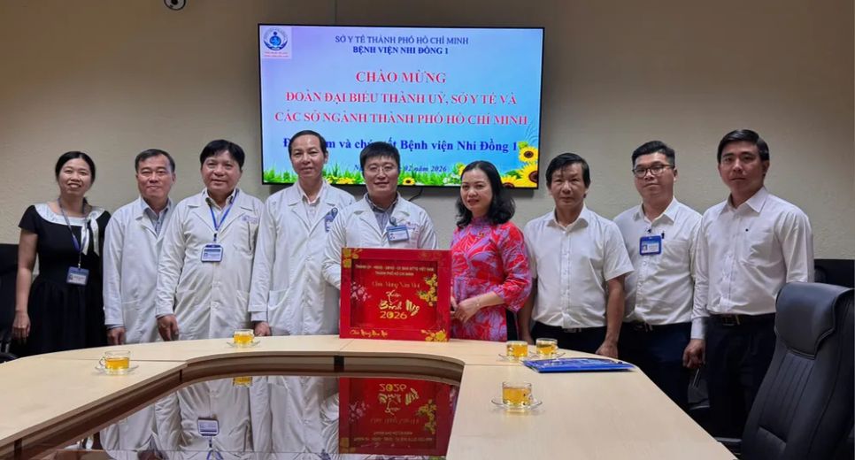 Đồng chí Huỳnh Thị Phúc, Phó Trưởng Đoàn Đại biểu Quốc hội TPHCM thăm, chúc tết Bệnh viện Nhi đồng 1