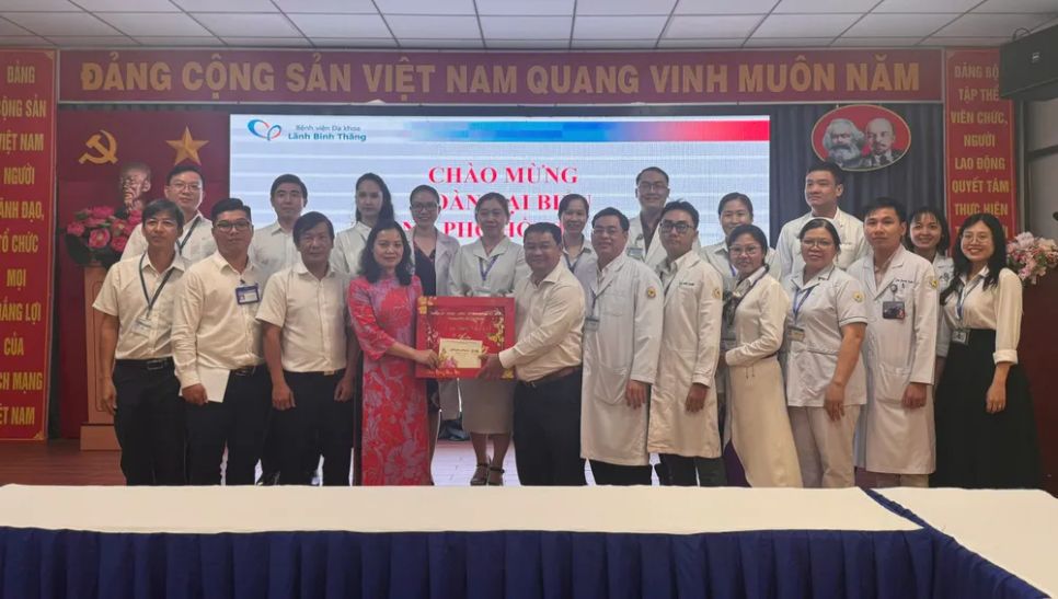 Đồng chí Huỳnh Thị Phúc thăm, chúc tết Bệnh viện Lãnh Bình Thăng