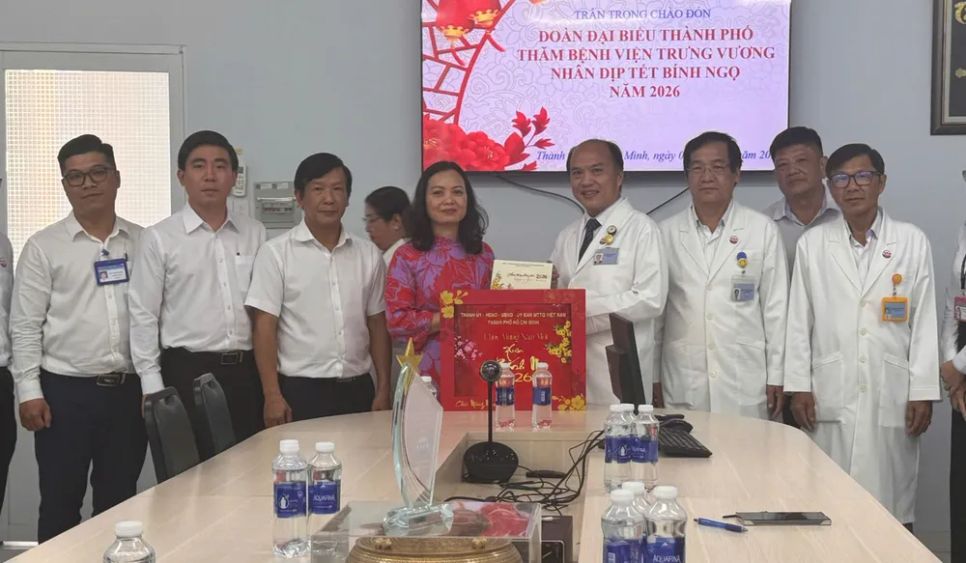 Đồng chí Huỳnh Thị Phúc thăm, chúc tết Bệnh viện Trưng Vương