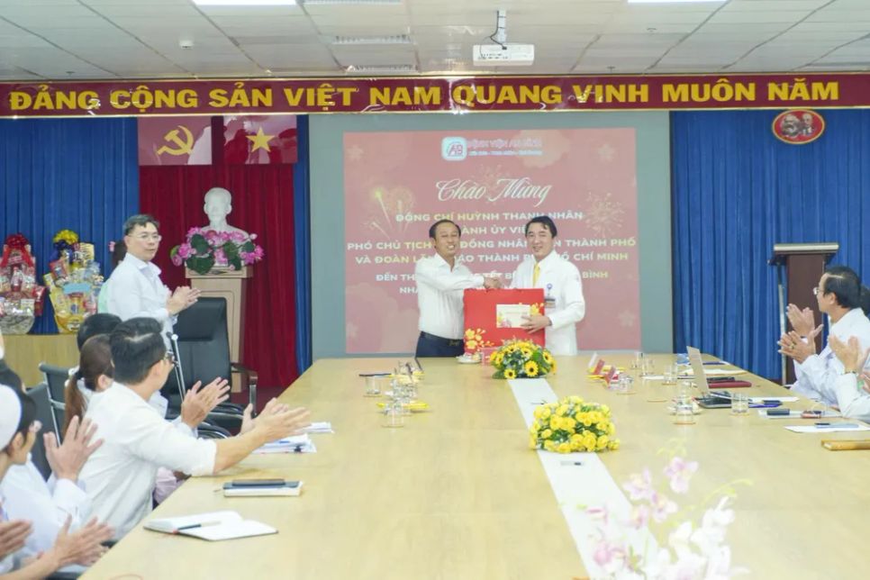 Đồng chí Huỳnh Thanh Nhân thăm và chúc mừng Bệnh viện An Bình.