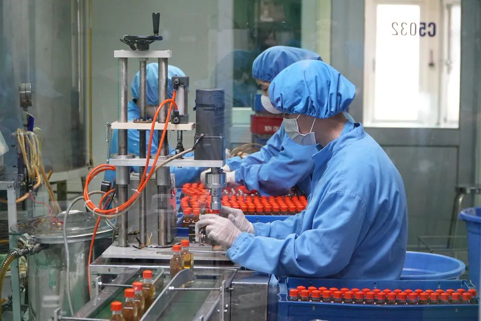 Một dây chuyền sản xuất tại Doanh nghiệp Xanh - Công ty CP Dược phẩm OPC. ẢNH: HOÀNG HÙNG