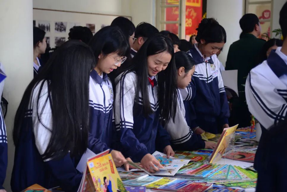 Các em học sinh tìm đọc các tác phẩm tại chương trình