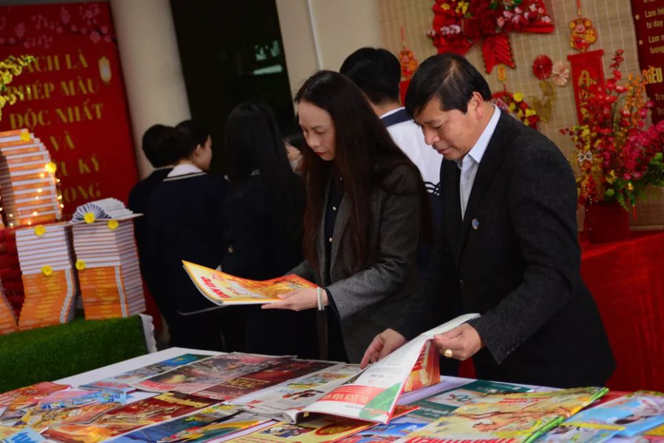 Khách mời theo dõi các ấn phẩm báo Xuân tại Hội sách, báo và triển lãm ảnh Xuân Bính Ngọ 2026 tỉnh Lâm Đồng