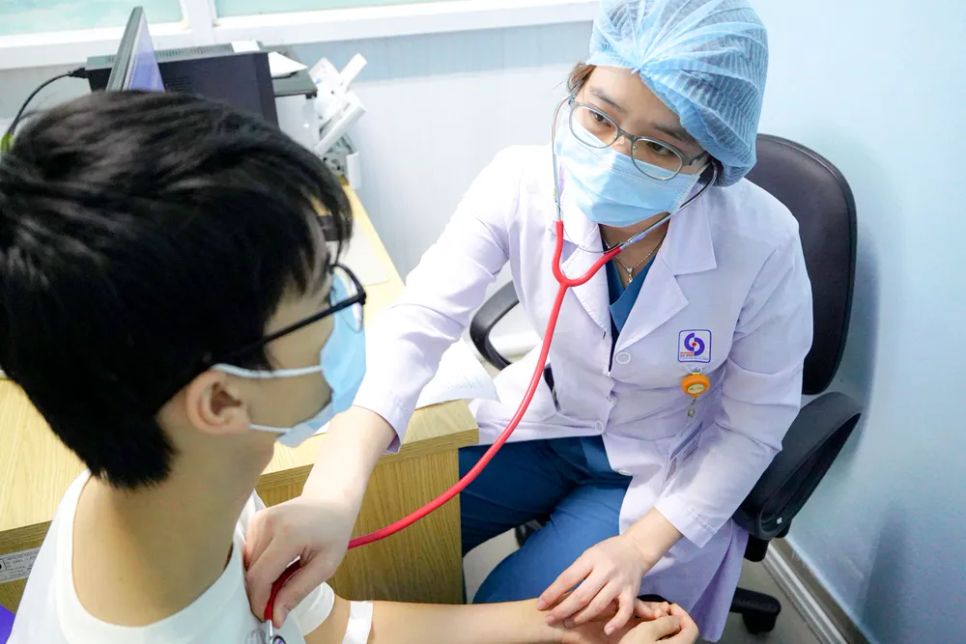 Bác sĩ thăm khám cho người bệnh sau xuất viện Bác sĩ thăm khám cho người bệnh sau xuất viện