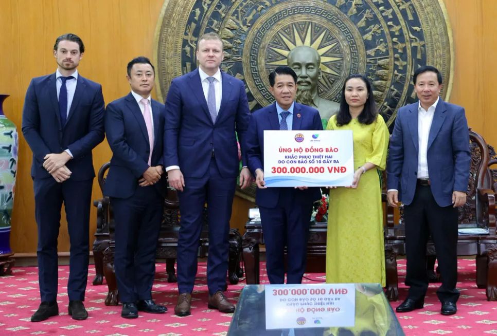 Ngoài kinh doanh, ông Vũ Mạnh Hùng là người năng nổ trong các hoạt động từ thiện vì cộng đồng Ngoài kinh doanh, ông Vũ Mạnh Hùng là người năng nổ trong các hoạt động từ thiện vì cộng đồng