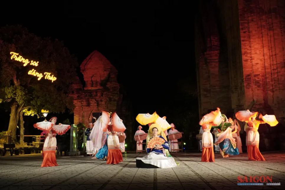 Chương trình ‘Trăng soi dáng Tháp’ tại Tháp Bà Ponagar. Ảnh: HIẾU GIANG