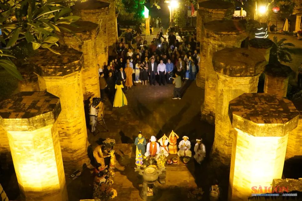 Du khách tham quan Tháp Bà Ponagar về đêm. Ảnh: HIẾU GIANG