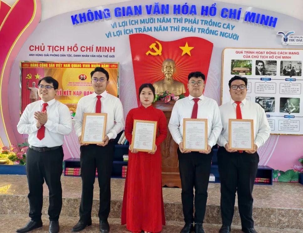 Bí thư Đoàn trường Đại học Thủ Dầu Một trao Quyết định cho 8 quần chúng ưu tú Bí thư Đoàn trường Đại học Thủ Dầu Một trao Quyết định cho 8 quần chúng ưu tú