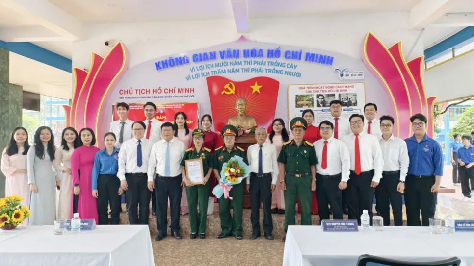 Dịp này, Trường Đại học Thủ Dầu Một kết hợp tổ chức Tọa đàm “Tuổi trẻ Trường Đại học Thủ Dầu Một – Sắt son niềm tin với Đảng” Dịp này, Trường Đại học Thủ Dầu Một kết hợp tổ chức Tọa đàm “Tuổi trẻ Trường Đại học Thủ Dầu Một – Sắt son niềm tin với Đảng”