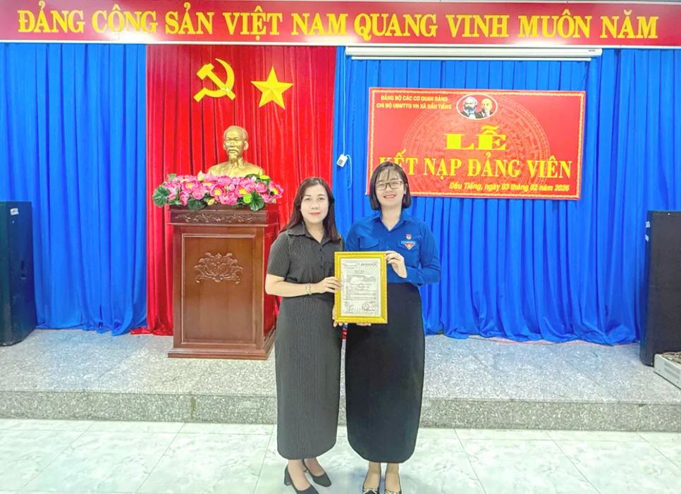 Đồng chí Lê Vân Anh, Bí thư Chi bộ trao Quyết định kết nạp đảng cho quần chúng ưu tú Đồng chí Lê Vân Anh, Bí thư Chi bộ trao Quyết định kết nạp đảng cho quần chúng ưu tú
