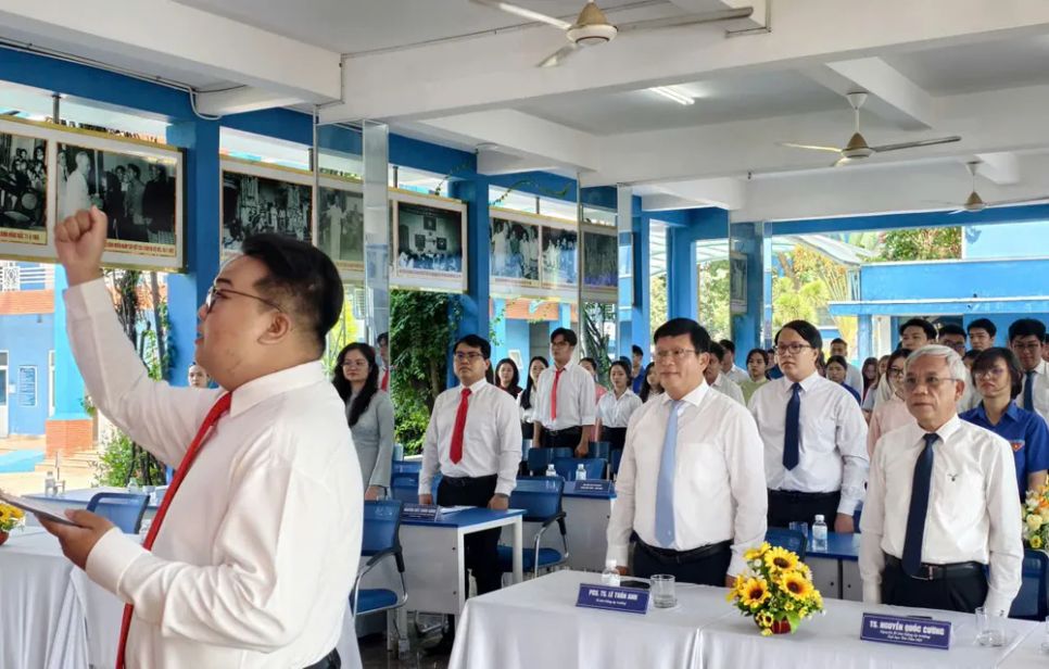 Sinh viên Võ Quốc Thắng đọc lời tuyên thệ Sinh viên Võ Quốc Thắng đọc lời tuyên thệ