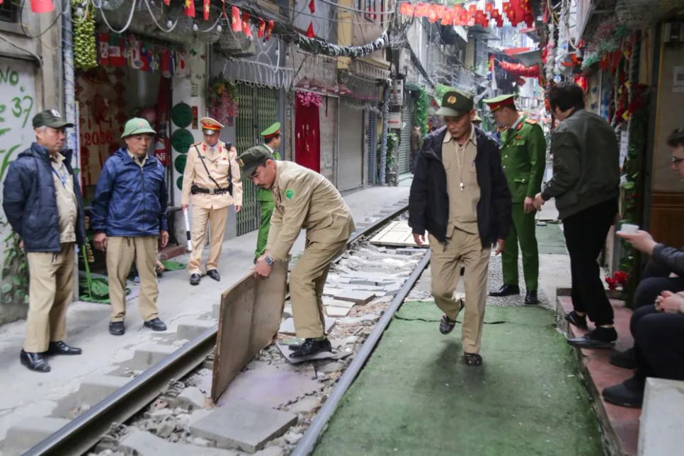 Hà Nội ra quân dẹp phố cà phê đường tàu