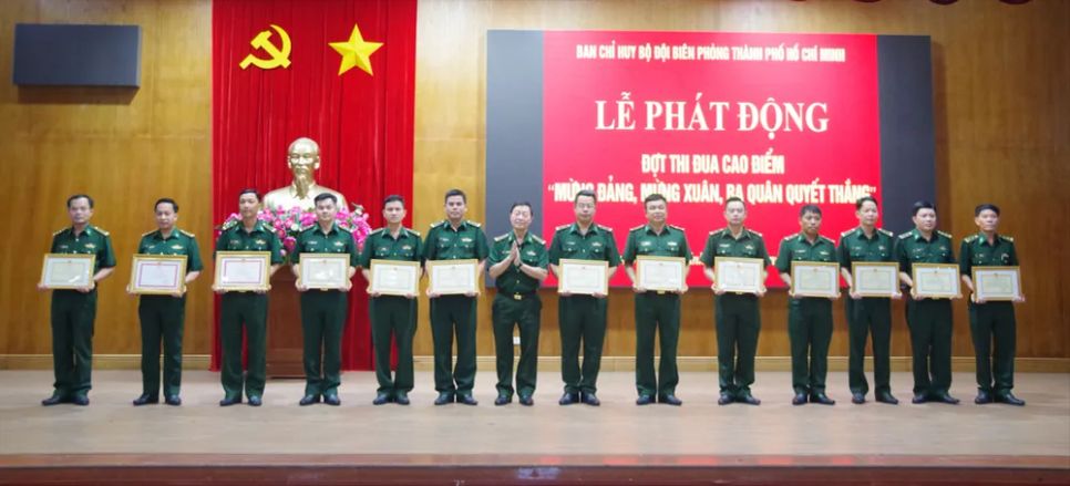 BĐBP TPHCM khen thưởng, biểu dương các tập thể, cá nhân có thành tích xuất sắc trong các đợt thi đua cao điểm và thực hiện nhiệm vụ đột xuất
