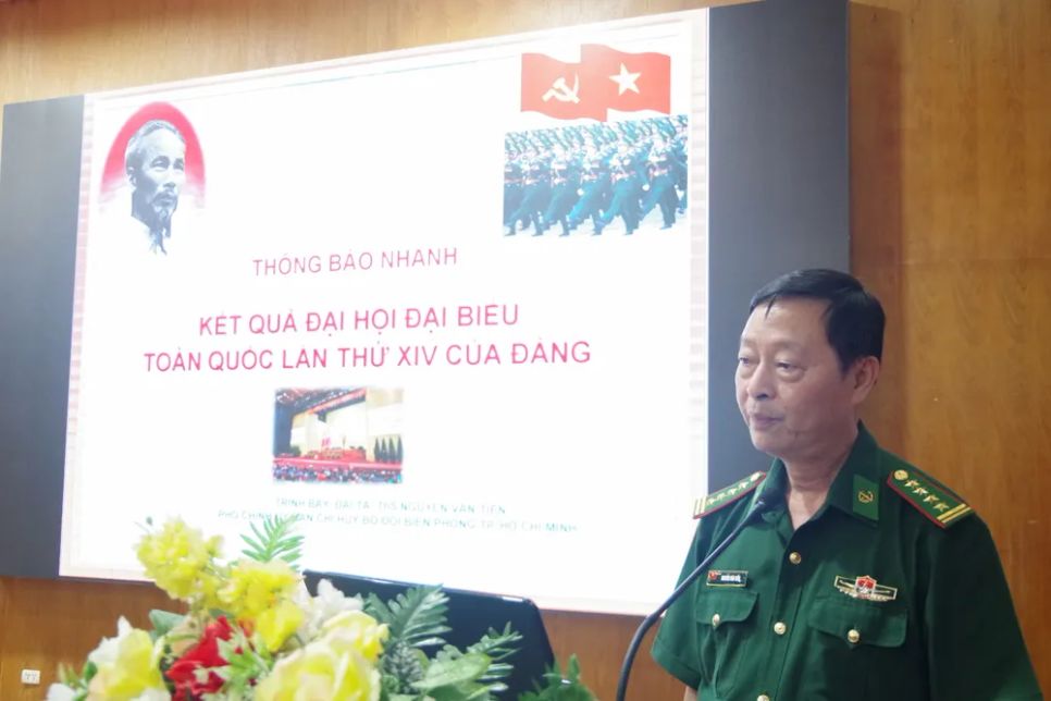 Đại tá Nguyễn Văn Tiến, Phó Chính ủy Ban Chỉ huy BĐBP TPHCM thông báo nhanh kết quả Đại hội đại biểu toàn quốc lần thứ XIV của Đảng
