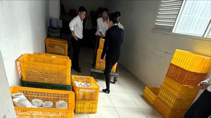 Trước đó, báo chí phản ánh một số tồn tại về việc để dụng cụ dưới sàn, quản lý nhân viên thời vụ chưa chặt chẽ tại một nhà hàng tiệc cưới