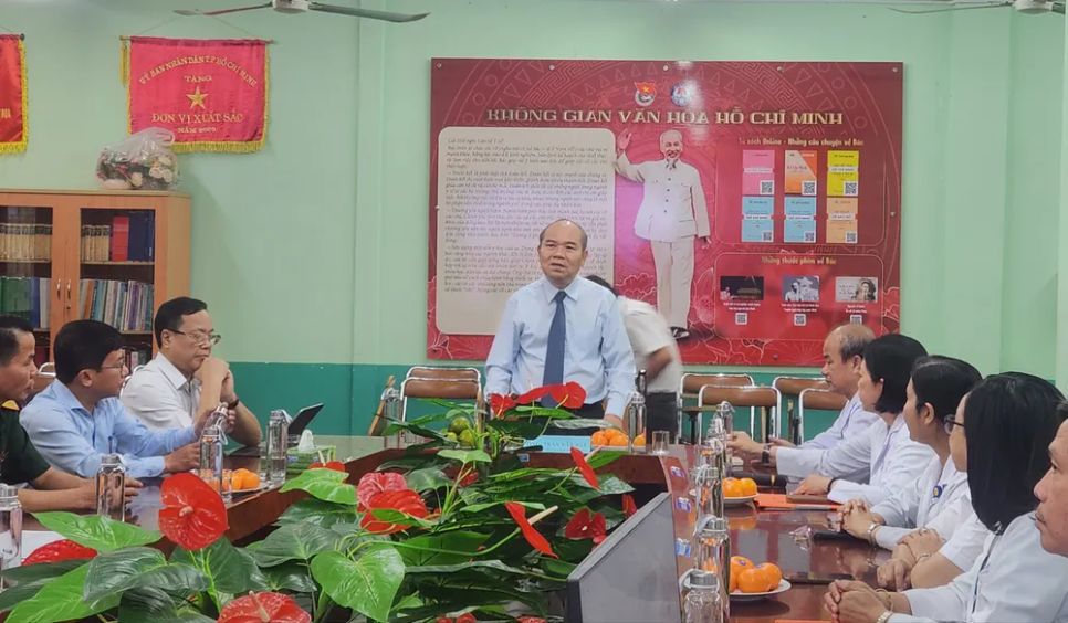 Đồng chí Trần Văn Bảy, Phó Chủ tịch UBND TPHCM thăm, chúc tết các y bác sĩ tại Bệnh viện Phạm Ngọc Thạch