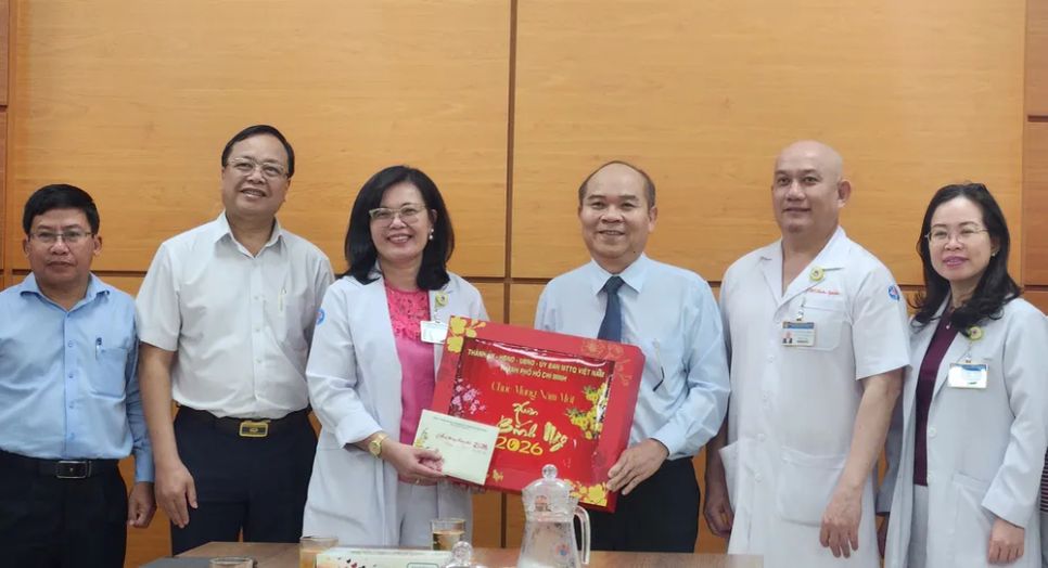 Đồng chí Trần Văn Bảy thăm và chúc tết tại Bệnh viện Hùng Vương