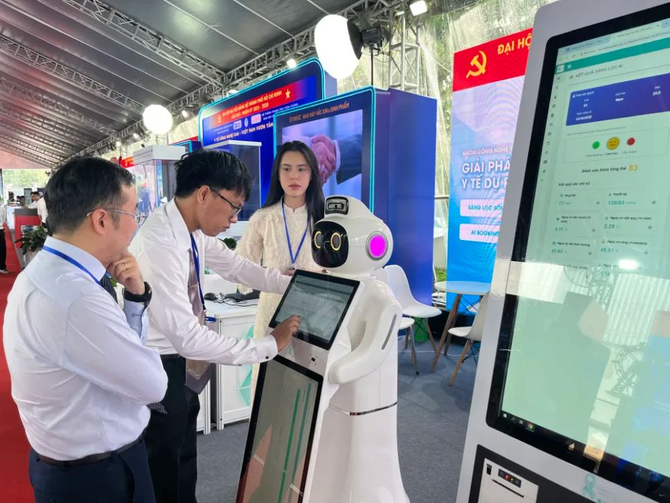 Người dân, doanh nghiệp tham quan không gian sáng tạo và trải nghiệm chuyển đổi số TPHCM