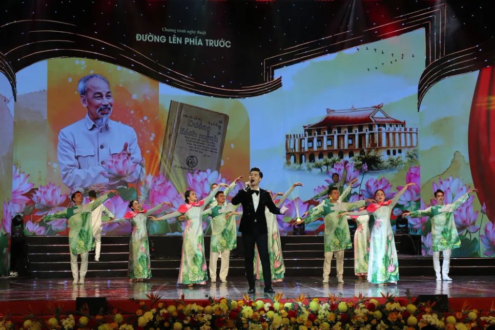 Chương trình gửi gắm thông điệp về niềm tin vững chắc vào tương lai tươi sáng của đất nước. Ảnh: HUẤN TRẦN Chương trình gửi gắm thông điệp về niềm tin vững chắc vào tương lai tươi sáng của đất nước. Ảnh: HUẤN TRẦN