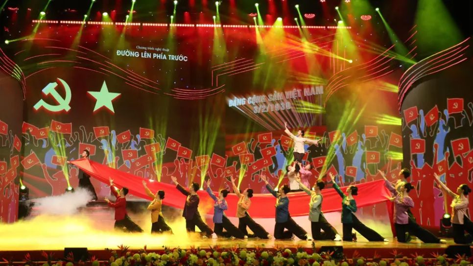 Chương trình nghệ thuật chính luận 'Đường lên phía trước'. Ảnh: HUẤN TRẦN Chương trình nghệ thuật chính luận 'Đường lên phía trước'. Ảnh: HUẤN TRẦN