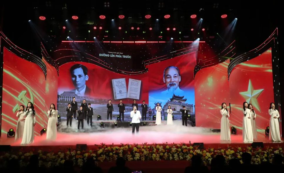 “Đường lên phía trước” thắp sáng niềm tin, khơi dậy khát vọng Việt Nam hùng cường “Đường lên phía trước” thắp sáng niềm tin, khơi dậy khát vọng Việt Nam hùng cường