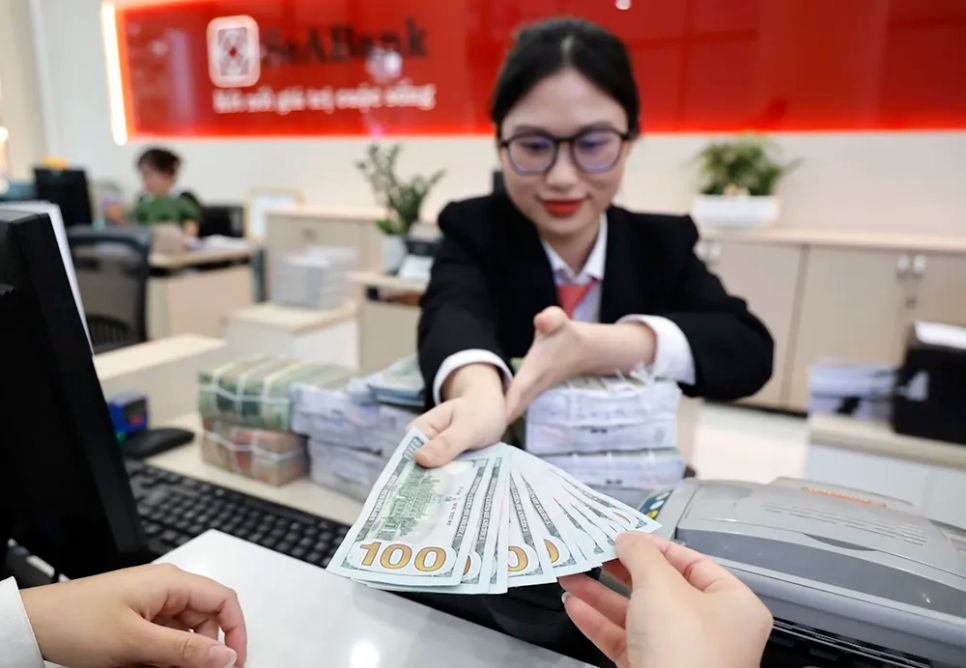 Giao dịch kiều hối tại SeABank hội sở. ẢNH: Minh Huy