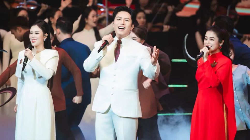 Anh Tú và các nghệ sĩ trình diễn trong chương trình nghệ thuật chính luận Mãi mãi niềm tin theo Đảng