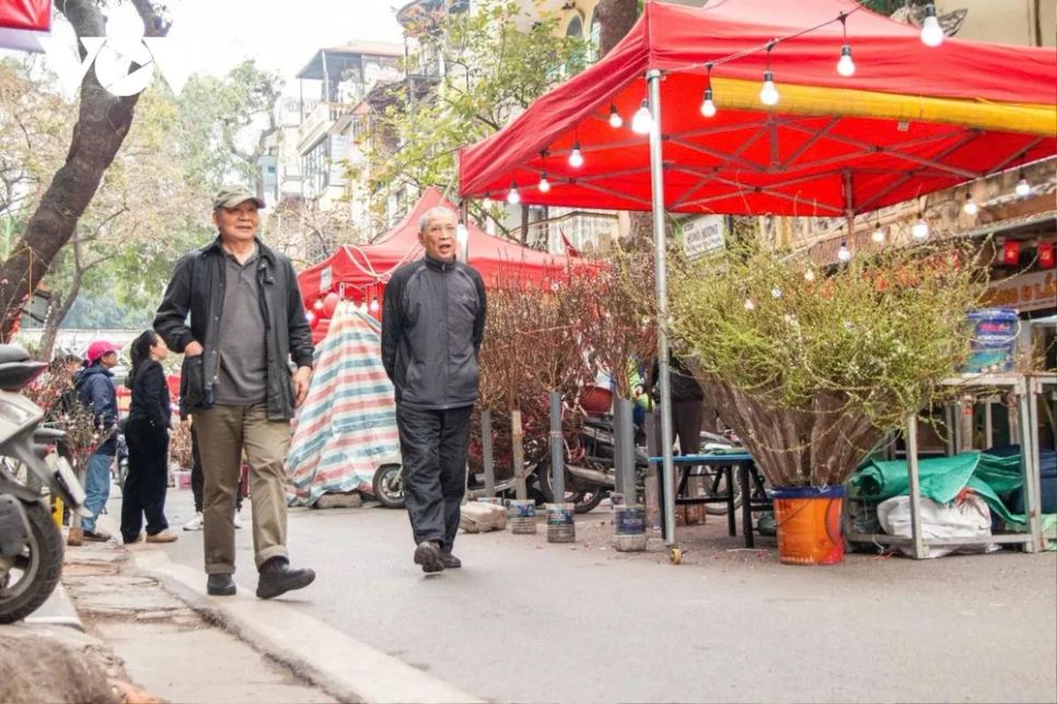 <p>Dạo bước trên con đường chợ hoa, ông Nguyễn Hải Đường (86 tuổi, bên phải, phường Hoàn Kiếm), một người Hà Nội gốc, cho biết năm nào ông cũng ghé chợ vài lần để ngắm chơi, tìm sự thanh thản và xem có điều gì mới lạ. Theo ông Đường, chợ Hàng Lược ngày nay đông vui hơn, hàng hóa phong phú hơn, nhưng với những người lớn tuổi, việc dạo chợ vẫn là cách để tham quan và tìm lại những dấu ấn của một Hà Nội xưa.</p>