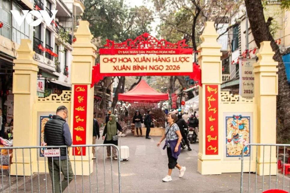 <p>Theo thời gian, chợ hoa Hàng Lược đã thay đổi nhưng nhiều người vẫn đến đây để tìm lại giá trị truyền thống, văn hóa của người Hà thành cũng như tìm sự bình yên mà không phải phiên chợ nào cũng có. Ghi nhận sáng 3-2 (16 tháng Chạp), chợ hoa Hàng Lược tấp nập người dân du xuân, mua sắm cây cảnh, hoa đào và đồ trang trí để chuẩn bị đón Tết Nguyên đán Bính Ngọ.</p>