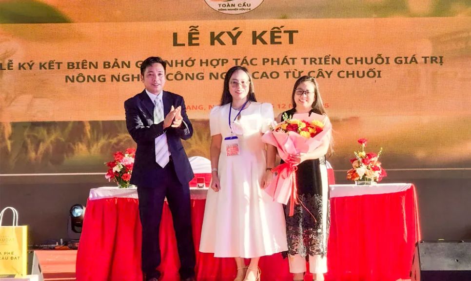 Bà Nguyễn Việt Chinh (giữa) tại lễ ký kết hợp tác.