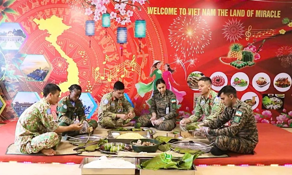 Đội Công binh của Việt Nam và bạn bè quốc tế cùng nhau gói bánh chưng bằng lá chuối